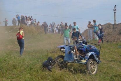 Мотоцикл врезался в толпу людей на соревнованиях в Бердске